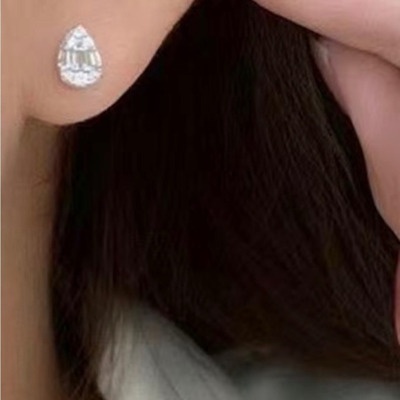 Delicate Waterdrop‎ Shaped Zircon Stud Earrings - Picture 1 of 6